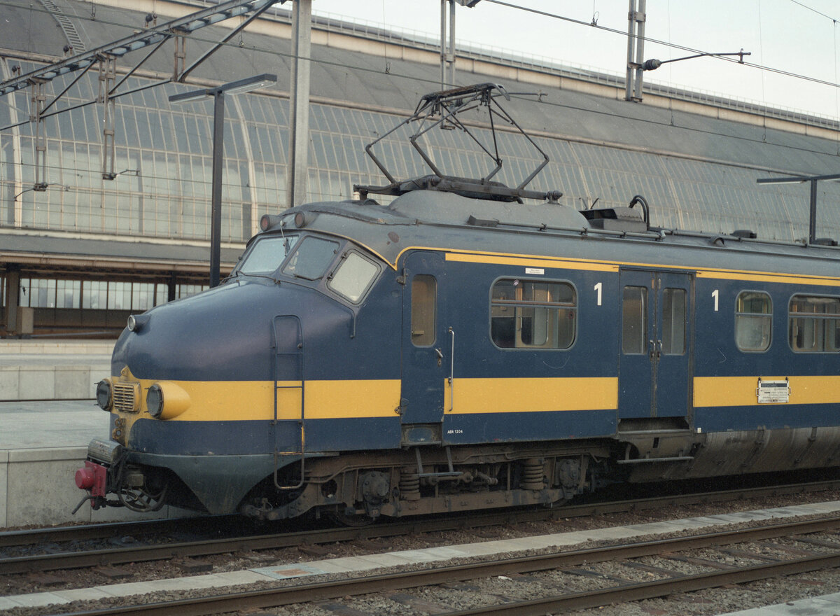 NS 1204 als IC-166 Amsterdam CS - Brussel Zuid in Amsterdam CS am 14.11.1986, 16.15u. Front vom ABk-Wagen. Scanbild 210.6013, Kodak VericolorIII.