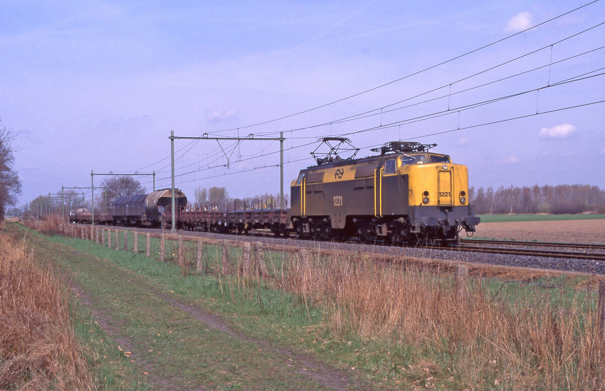 NS 1221 mit Zug 45121 (Beverwijk H - Hagen Vorhalle) bei Babberich am 19.04.1996, km 109.9, 11.29u. Scan (Bild 7131, Fujichrome100).