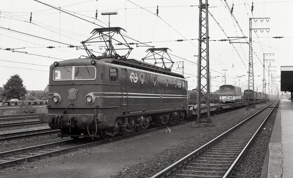 NS 1304 mit KLV-Zug 42172 (Busto Arsizio - Rotterdam Noord G) bei Abfahrt in Emmerich am 08.09.1977.Scanbild 91205.