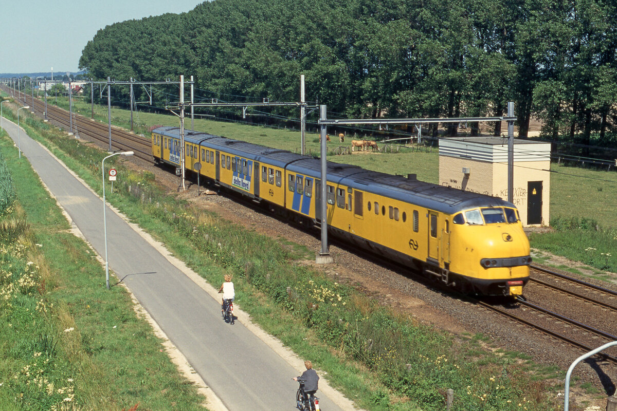NS 140 als Zug 7737 (Arnhem - Doetinchem) bei Duiven am 20.07.1996. Bild 7223.