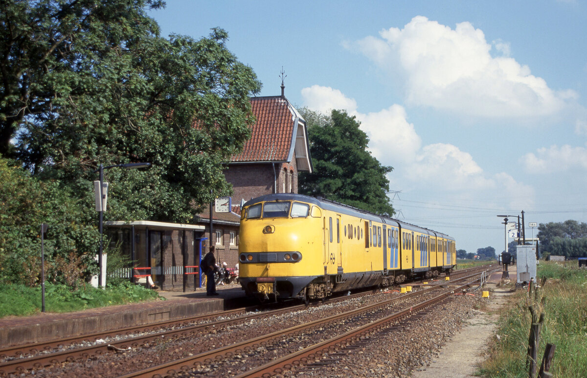 NS 147 als Zug 6152 von Arnhem nach Tiel macht einen Zwischenhalt im sch�nen Bahnhof Hemmen-Dodewaard, am 31.08.2000, scan 8159.