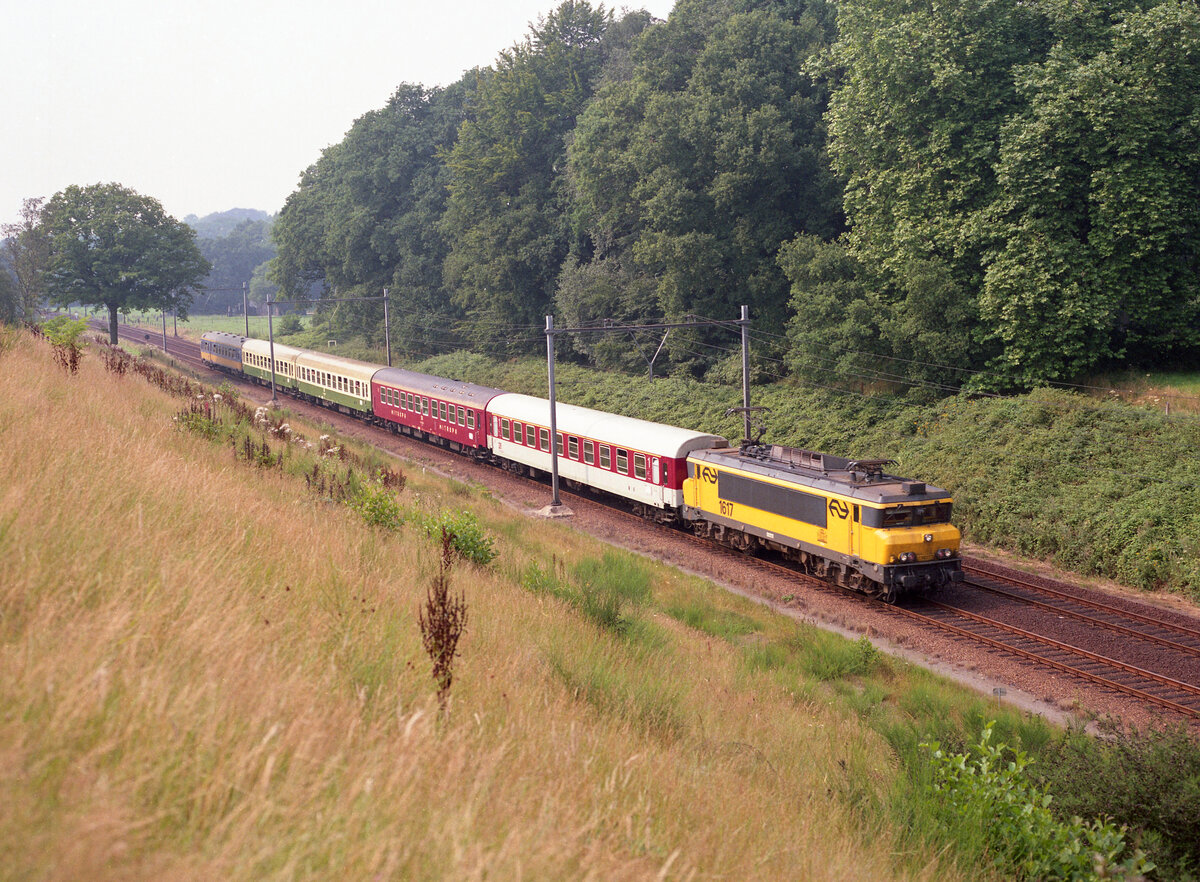NS 1617 mit Int-2345 (Hoofddorp - Berlin Hbf) bei Oldenzaal am 14.08.1991, 15.06u. Wagen der DR/Mitropa und 1 ICR der NS. Scanbild 95704, Kodak Ektacolor Gold.