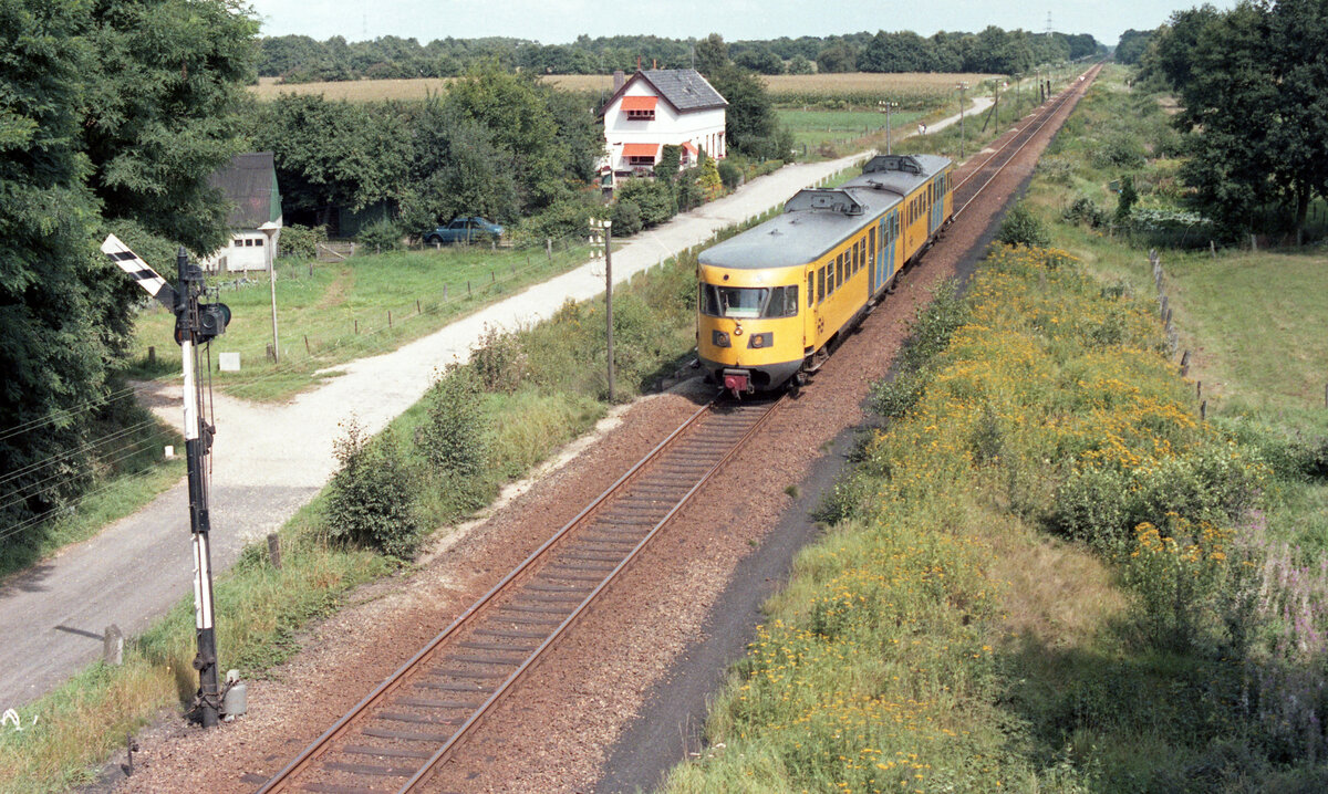 NS 162 als Zug 7254 von Enschede nach Zutphen beim Vorsignal vom Bahnhof Goor am 16.08.1981. Im Hintergrund das Bahnwärterhaus, nr 25, das es heute noch gibt. Scanbild 92442,Kodacolor400.