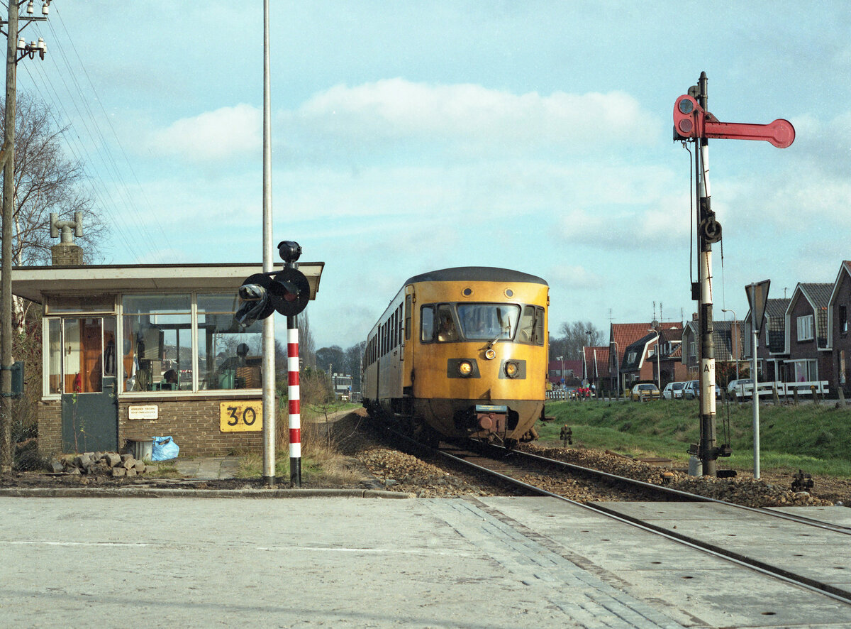 NS 164 fährt am Posten 30 und Einfahrsignal A1/2 vorbei als Zug 7250 von Enschede nach Zutphen. Delden, St.Annabrinkstraat, 23.11.1986, 13.50u. 2 Tage später waren die Formsignale hier geschichte. Scanbild 94417, Kodak VericolorIII.