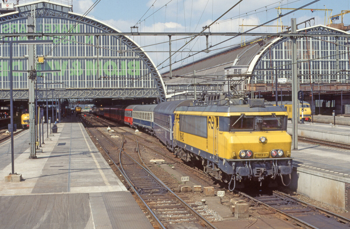 NS 1642 mit Zug 70222 (Amsterdam CS - Amsterdam Dijksgracht) in Amsterdam CS, 20.04.1991. Scanbild 98845, Kodak Ektachrome100HC.