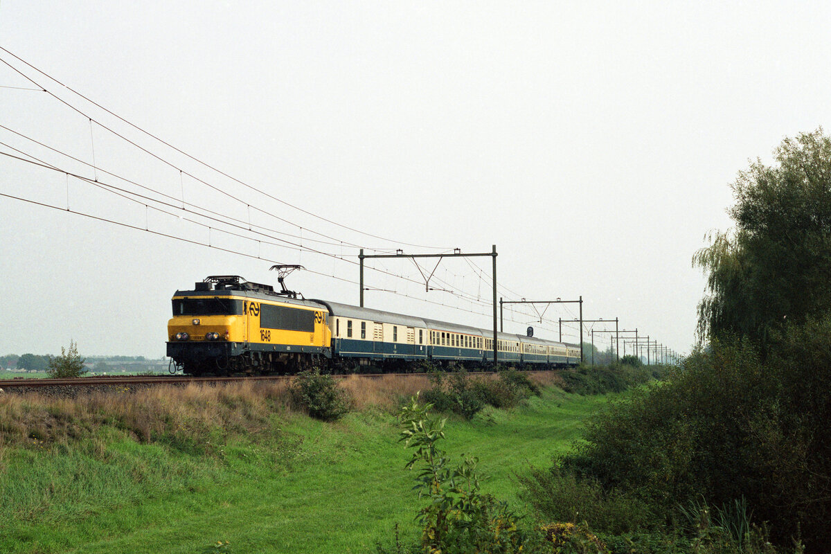 NS 1648 mit IC-2306 (Köln - Amsterdam) bei Veenendaal De Klomp am 14.10.1990, 12.27u. Planmässig mit Dms, Am und 4 x Bm (DB). Scanbild 8378, Kodak Ektacolor Gold.