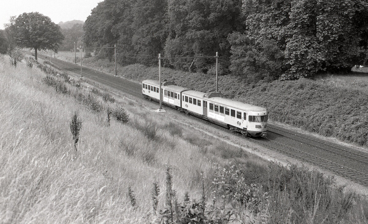 NS 165 als Zug 32011 (Hengelo - Bad Bentheim; Dienstzug für Grenzpersonal) bei Oldenzaal am 14.08.1991, 13.46u. Scan 204.9199, Ilford FP4.