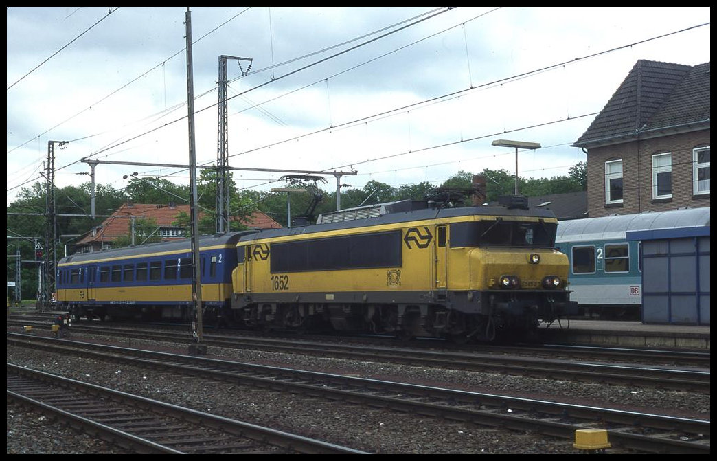 NS 1652 wartet am 21.5.1995 mit einem holländischen Schnellzugwagen am Bahnsteig im Grenzbahnhof Bad Bentheim, um wenig später den aus Richtung Osnabrück kommenden IC zu übernehmen.