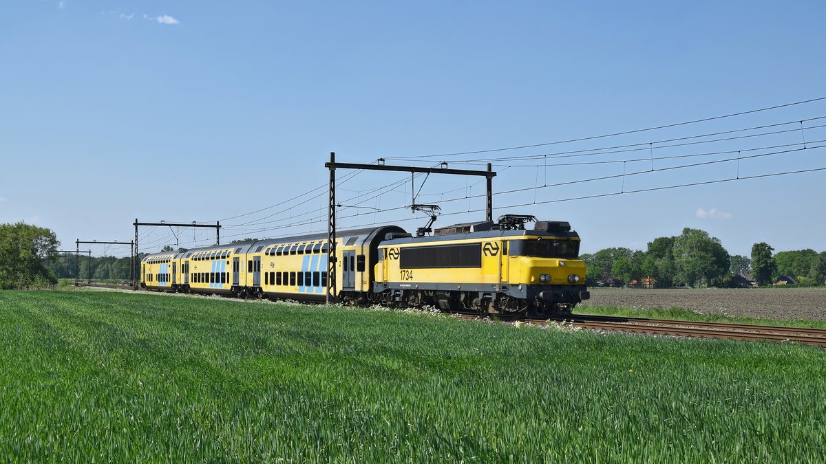 NS 1734 mit Sprinter 7049 Apeldoorn - Enschede (bei Borne, 14.05.18).