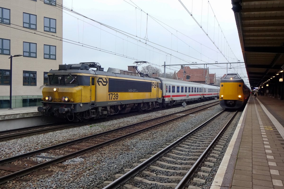 NS 1739 treft mit ein IC-Berlijn in Deventer ein am 2 December 2020.