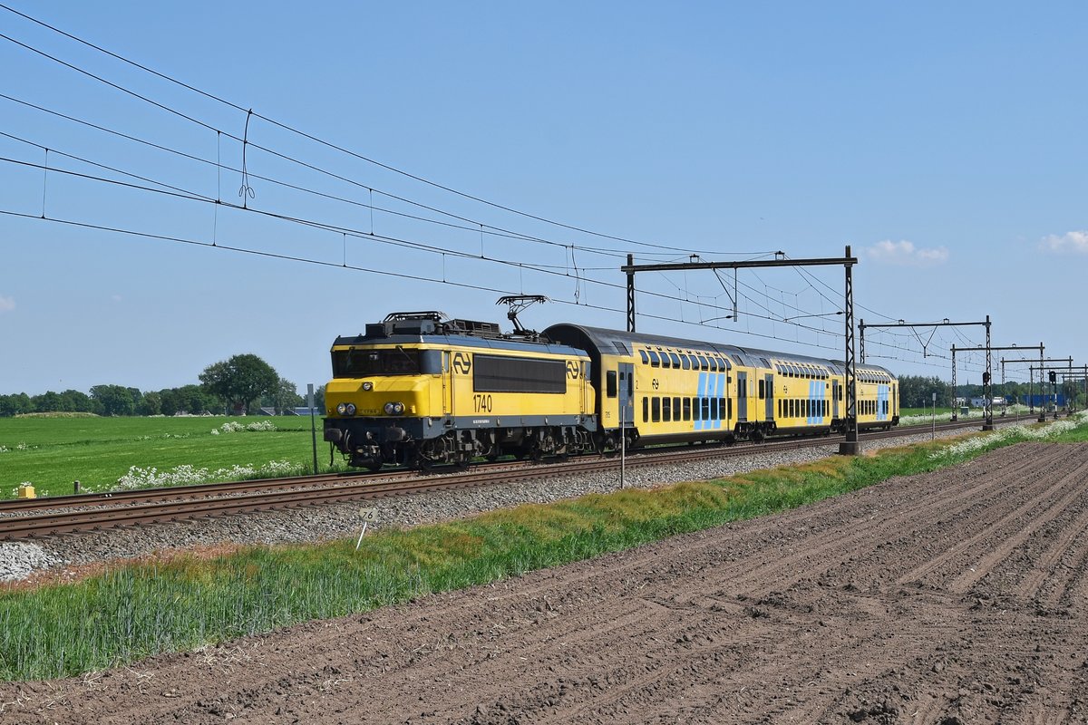 NS 1740 zieht einen Sprinter in Richtung Almelo (bei Borne, 14.05.18).