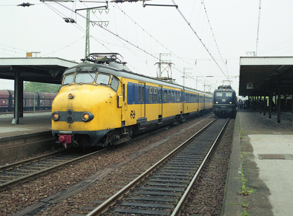 NS 1755 als Sonderzug nach Amsterdam CS in Emmerich am 23.10.1988. Es wurde eine Reisegruppe abgeholt, die mit DB 110 140-1 und 2 x Bcm ankam. Scanbild 94836, Kodak Ektacolor Gold.
