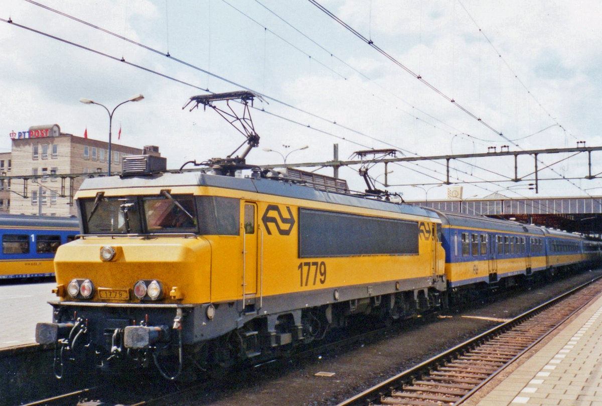 NS 1779 steht am 27 Januar 2003 in Den Haag CS.