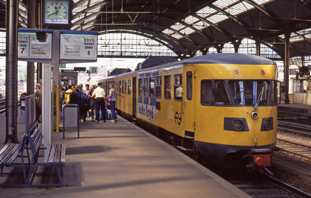 NS 179 wendet in Aachen Hbf am 23.05.1992 nach Ankunft als E-3735 aus Maastricht. Scanbild 5896, Fujichrome100.