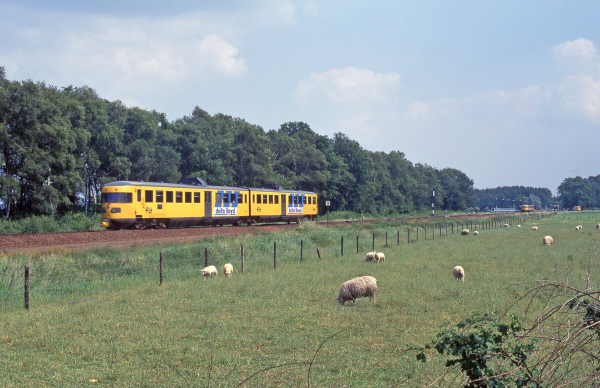 NS 185 als Zug 17847 (Apeldoorn - Zutphen) nähert sich den Bahnhof Klarenbeek (Nachschuss), am 09.06.1997, 14.47u. Im Hintergrund wartet der Gegenzug am Bahnsteig. Scan (Bild 7343, Fujichrome100).