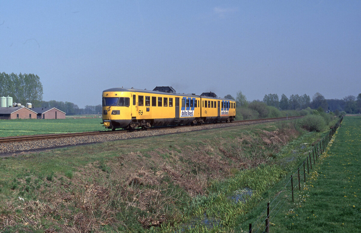 NS 185 als Zug 7854 (Winterswijk - Zutphen) unterwegs bei Ruurlo am 02.05.1997; 15.14u, km.19.0. Scan (Bild 7305, Fujichrome100).