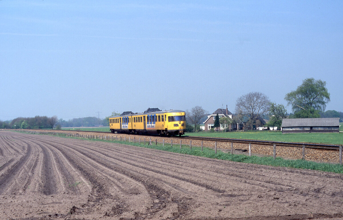 NS 185 unterwegs in ländlicher Umgebung als Zug 7846 (Winterswijk - Zutphen) nahe der ehemalige Haltestelle Warken am 02.05.1997, 13.23u. (Nachschuss). Scan (Bild 7298, Fujichrome100).
