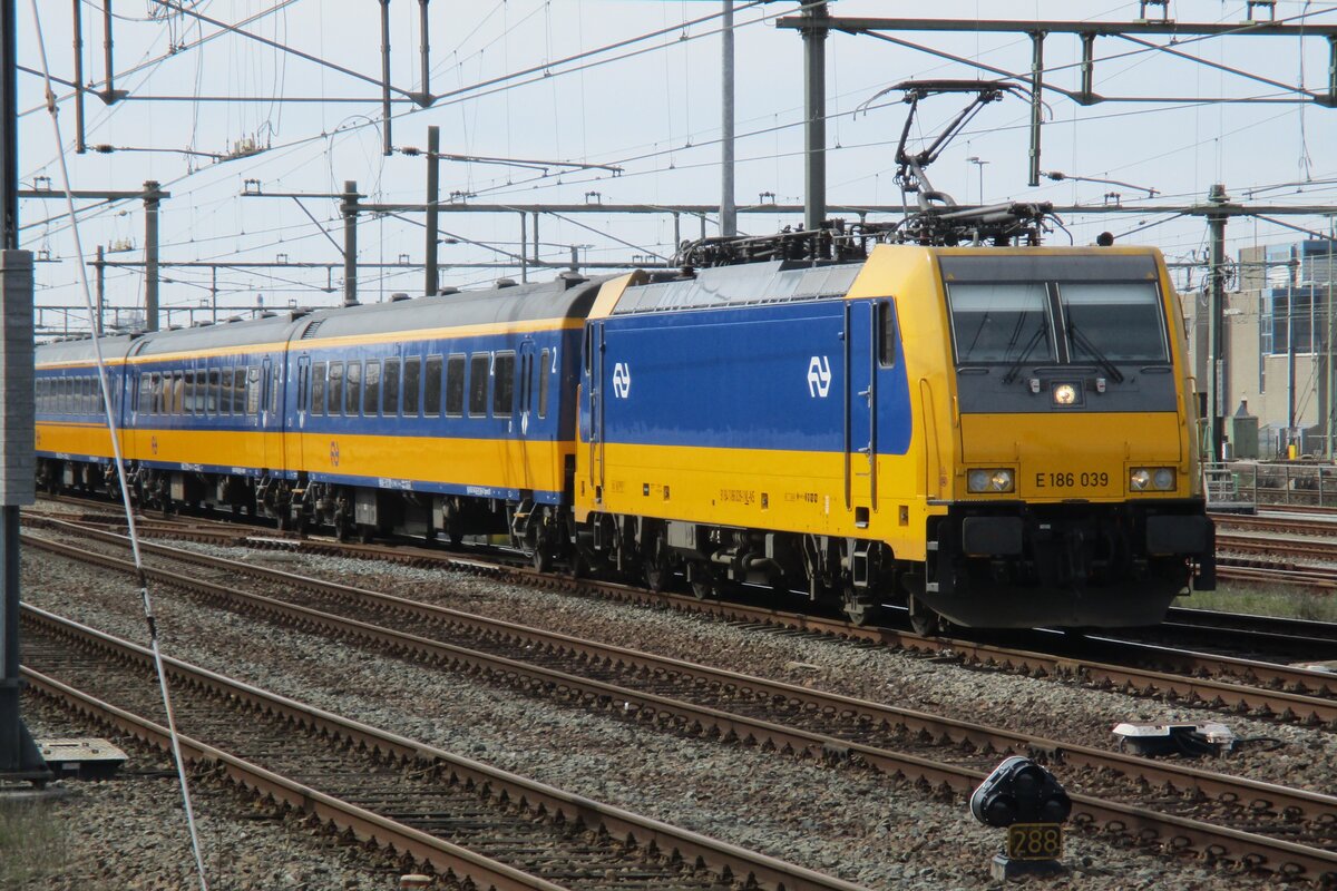 NS 186 039 treft mit ein IC-Direct aus Amsterdam Centraal und Schiphol am 26 März 2017 in Rotterdam Centraal ein. Nach ein Viertelstünde wird sie wieder den IC-Direct nach Amsterdam schieben.
