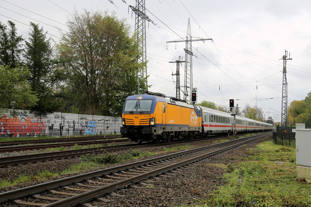NS 193733 fährt hier am 26.04.2024 um 13.20 Uhr mit dem IC 146 von Berlin nach Amsterdam durch den aufgelassenen Bahnhof Lüstringen.
