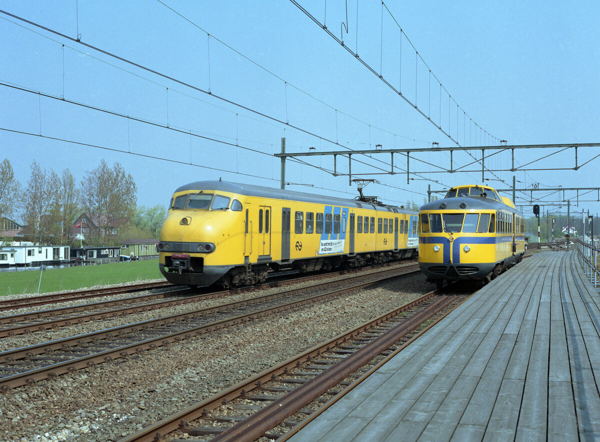 NS 20 wartet am Behelfsbahnsteig Lisse Keukenhof. NS 838 kommt vorbei als IC-5547 von Hoorn nach Den Haag CS. Lisse, 22.04.1990, Scan 95238.