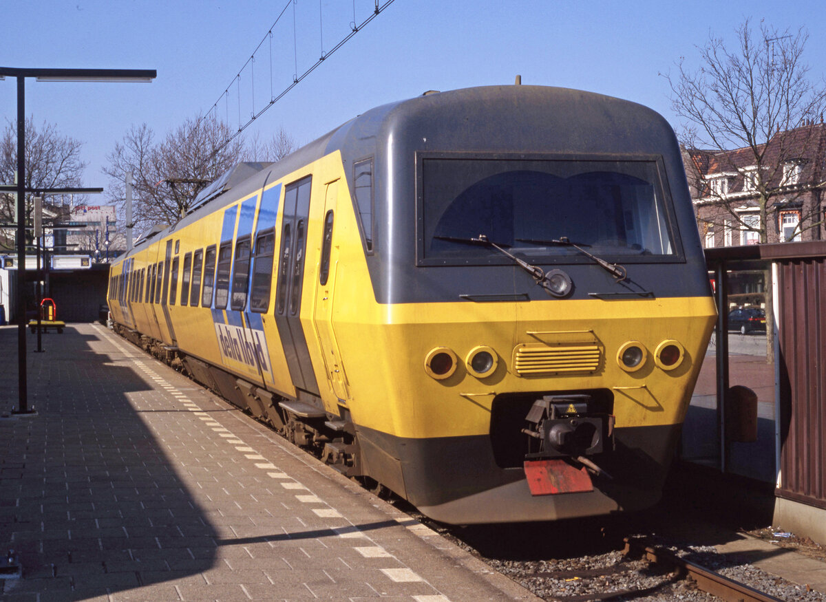 NS 2101 wartet am Bahnsteig in Zwolle am 10.03.1996, 12.58u. Die SM90 Züge, auch Railhopper genannt, blieben nur ca 11 Jahre. Scan (AgfachromeRSX100).