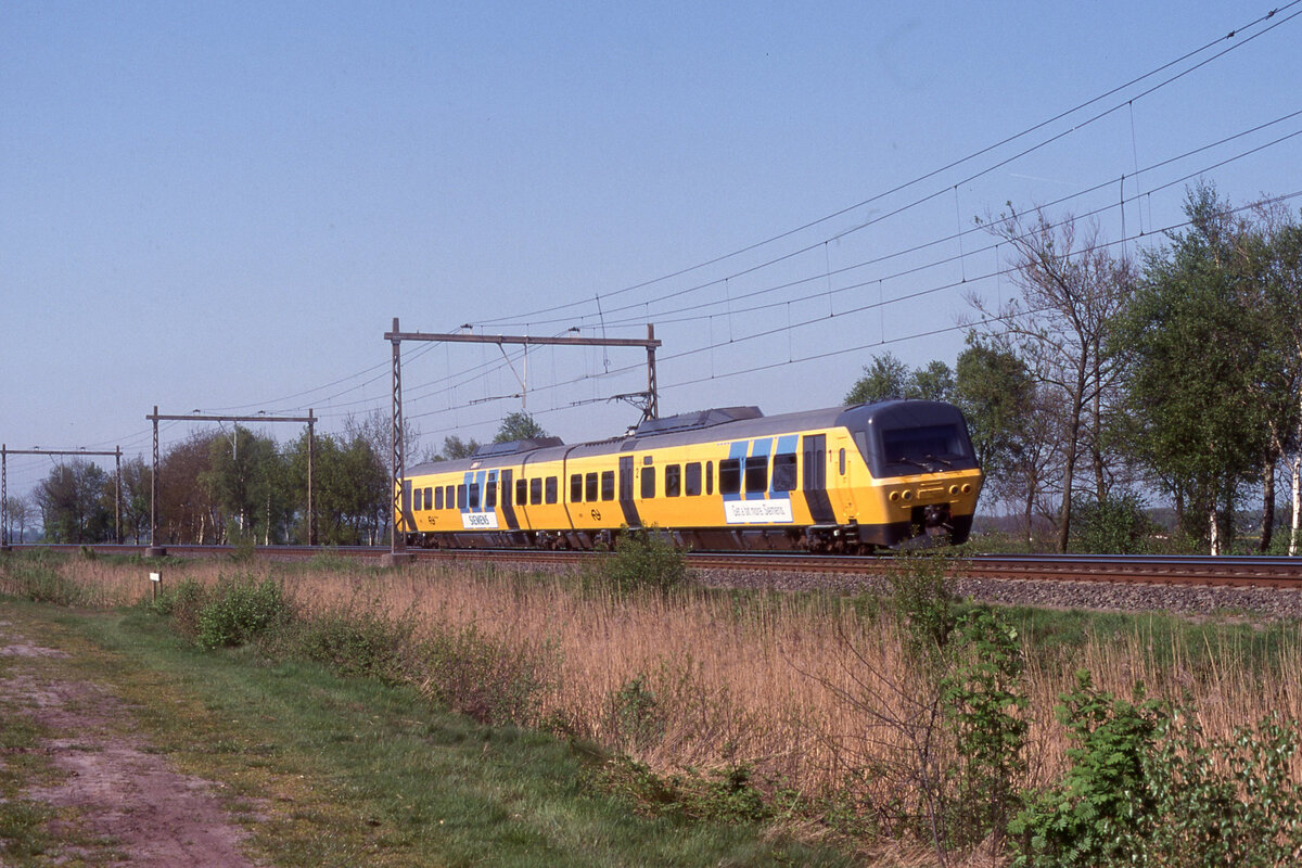 NS 2106 als Sonderzug von Zwolle nach Meppel bei Staphorst, km.92.5, am 28.04.1999, 16.14u. (Nachschuss). Nur selten kamen die SM90 ausserhalb der Stammstrecke zum Einsatz. Scan (Fujichrome100).