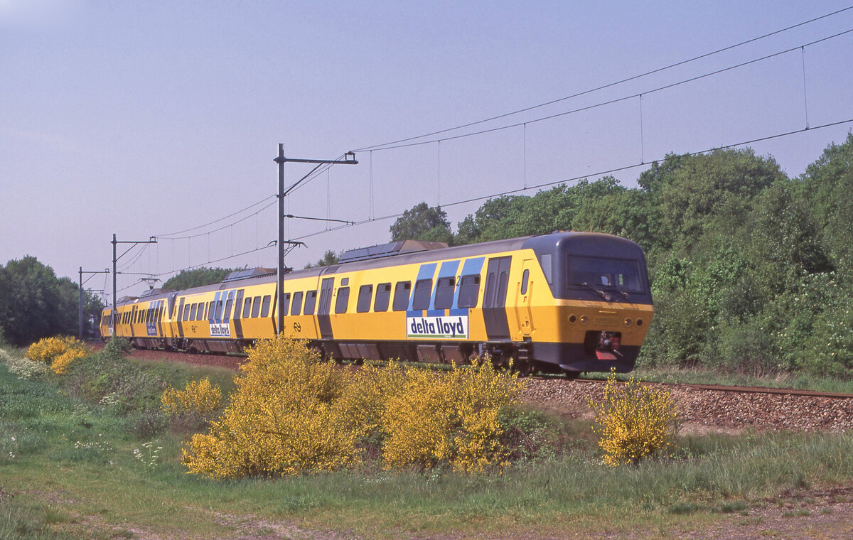 NS 2107 + 2106 als Zug 8035 (Zwolle - Emmen) bei Mariënberg, 12.05.1998, 12.20u. Scan (Fujichrome100).