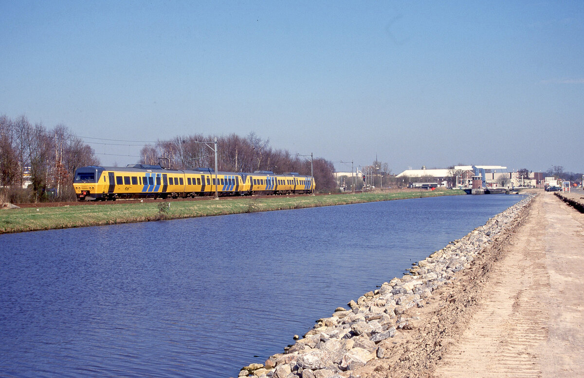 NS 2107 + NS 2106 als Zug 8046 (Emmen - Zwolle) am Ufer des Coevorden-Vecht-Kanaal bei Coevorden am 02.04.2001, 13.17u. Typ SM90 oder auch Railhopper genannt. Scan (Fujichrome100).