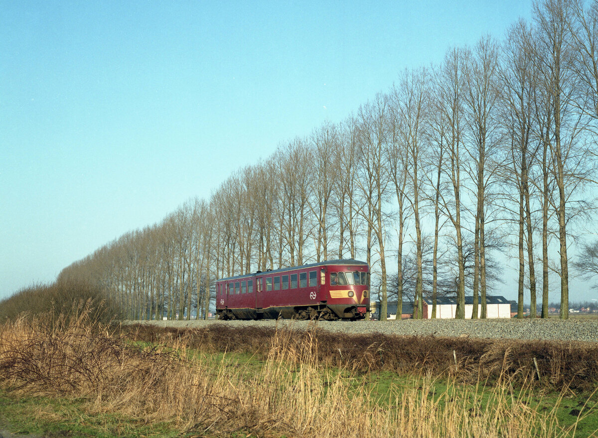 NS 22 als Zug 8438 (Mariënberg - Almelo) am 27.01.1985, südlich von Vriezenveen. Es war im letzten Einsatzjahr. Scan (Bild 93759, Kodak VericolorIII).