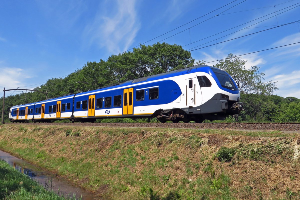 NS 2204 passiert Tilburg Oude Warande am 26 Juni 2020.