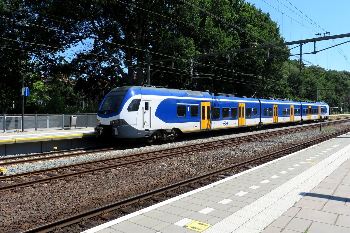 NS 2212 hält am 25 Juni 2020 in Ede-Wageningen.