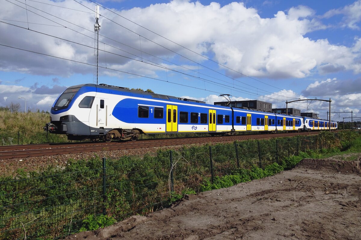 NS 2227 passiert Tilburg-Reeshof am 15 Oktober 2021.