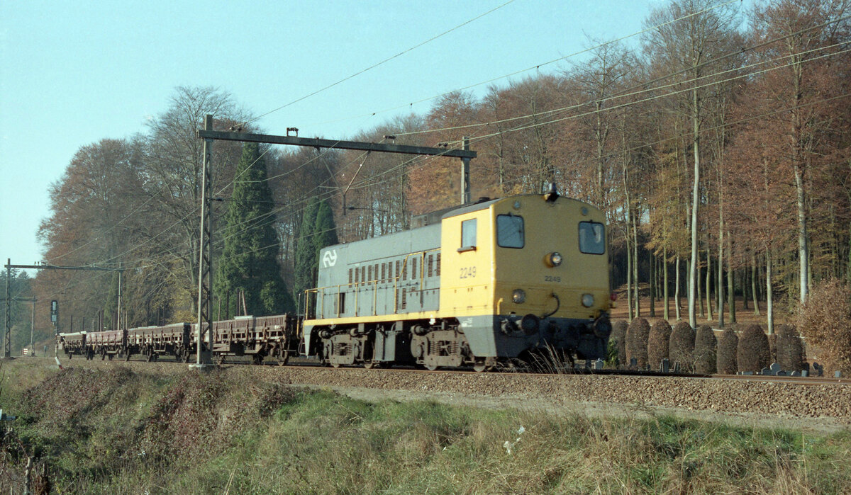 NS 2249 mit Nahgüterzug von Rheden GE nach Dieren bei Ellecom am 14.11.1983. Die 4 wagen sind mit Betonteile beladen. Scanbild 93294, Kodacolor400.