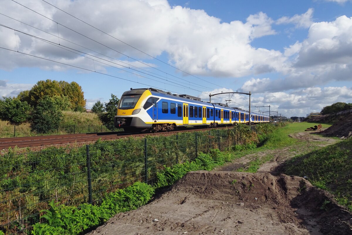 NS 2334 hat am 15.Oktober 2021 soeben Tilburg-Reeshof verlassen.
