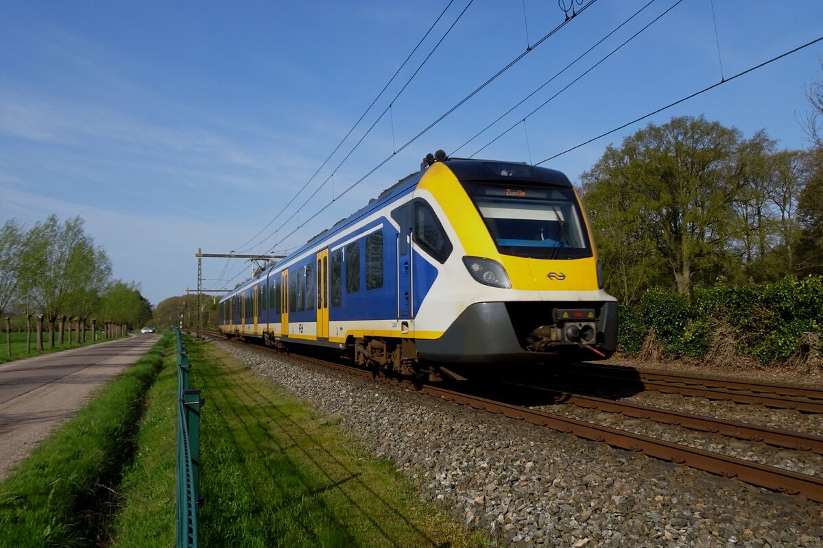 NS 2359 durchfahrt Nijkerk am 27 April 2023. Das Bild wurde vom offentlichen Platz gemacht.