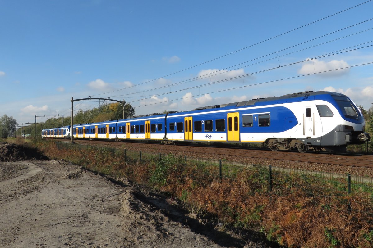 NS 2511 verläst am 5 November 2020 Tilburg-Reeshof.