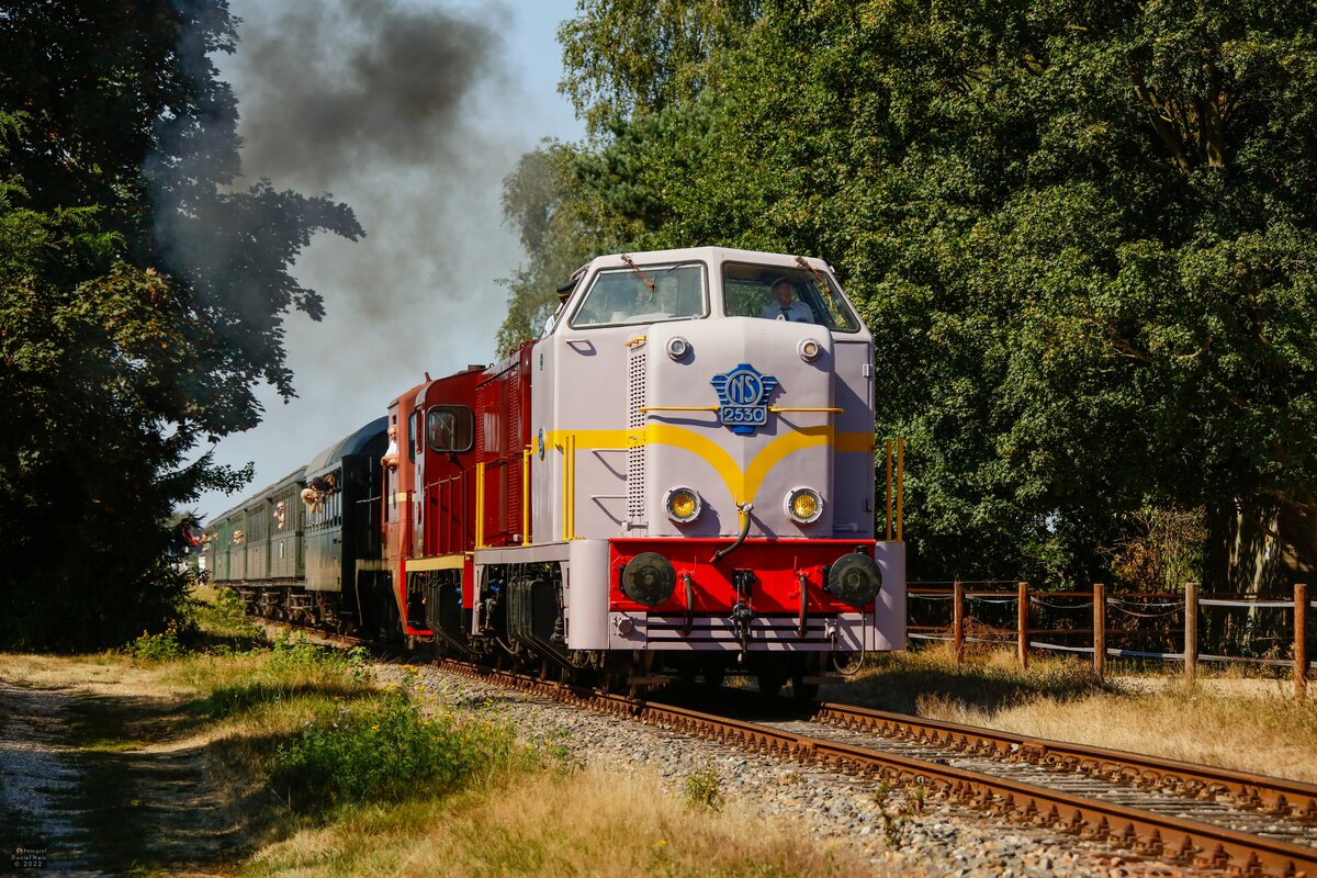 NS 2530 Dieselok mit Personenzug in Beekbergen, am 03.09.2022.