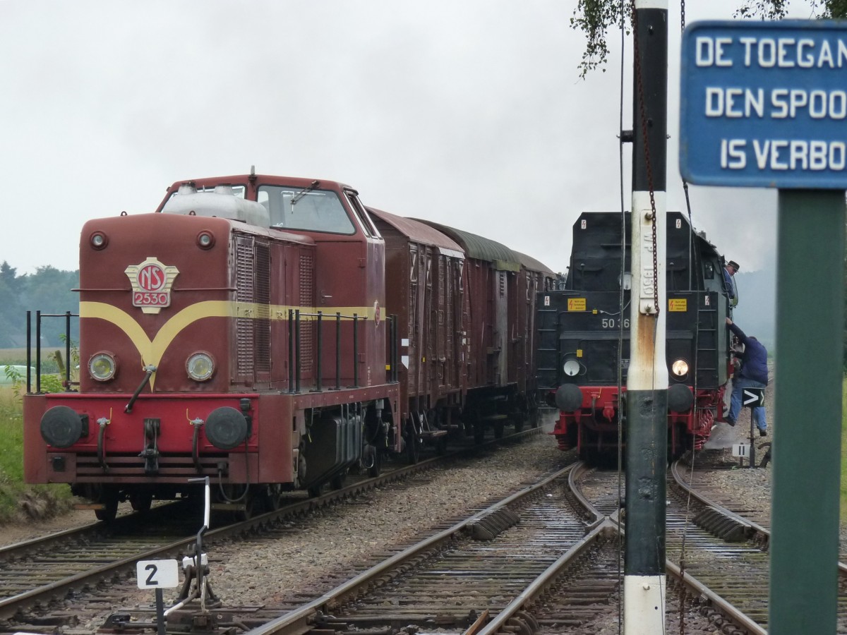 NS 2530 mit Güterzug, 1957 bei Alsthom, Frankreich gebaut  / in Beekbergen am 6.9.2014 beim großen Eisenbahn-Spektakel  „Terug naar Toen - Zurück nach Damals“ der Museumseisenbahn VSM in Beekbergen / NL,

