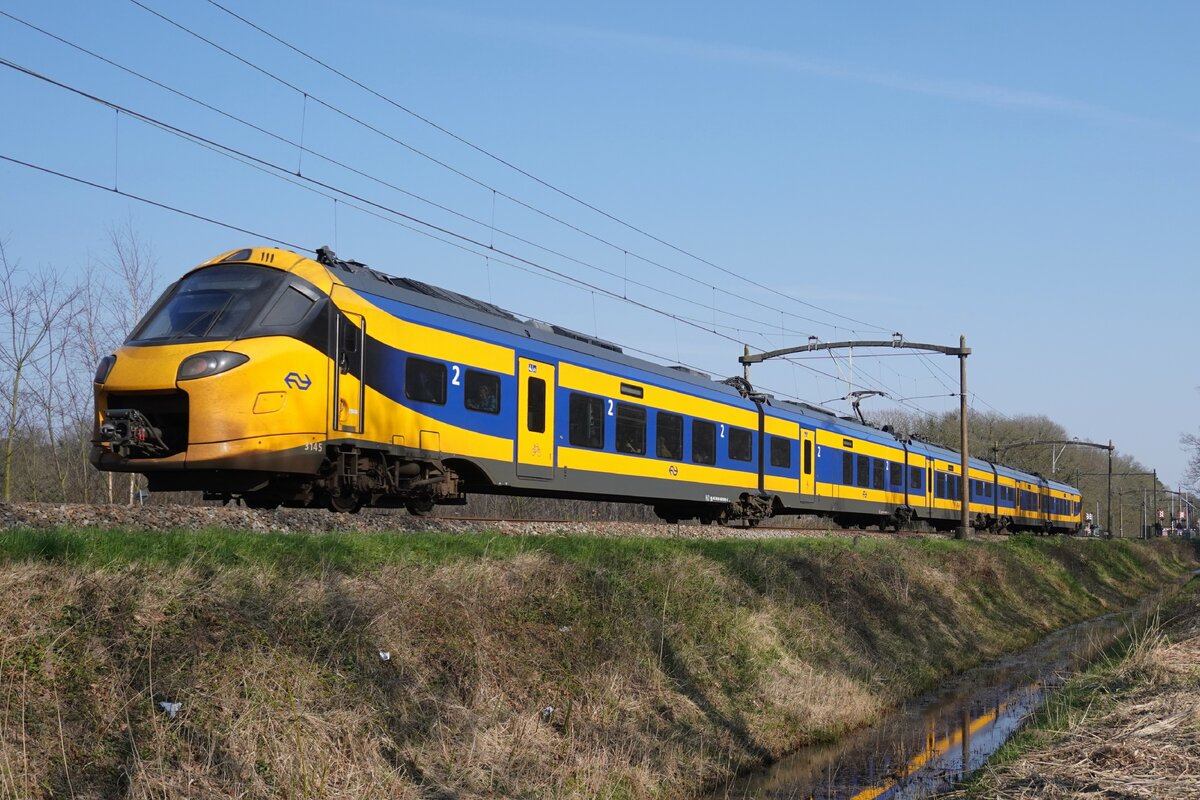 NS 3145 durchfahrt Tilburg Oude Warande am 18 März 2026 und wird vom offenbarer Weg etwas ausserhalb das Waldpark fotografiert.