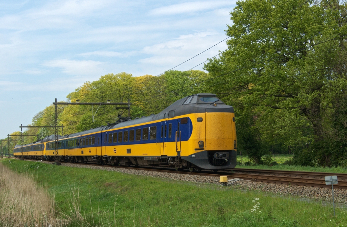 NS 4050 und 4224 sind als IC 1747 am 11.05.17 in Hengelo von Den Haag C nach Enschede unterwegs.