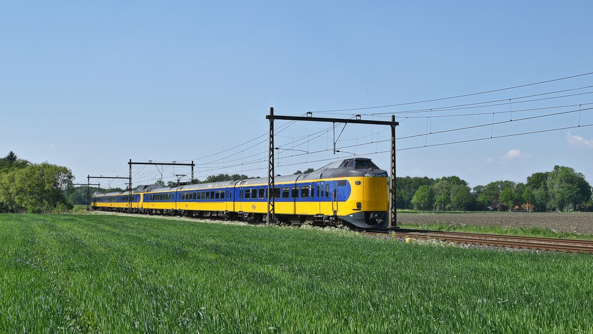 NS 4061 und 4095 als IC 1751 Den Haag C - Enschede (bei Borne, 14.05.18).