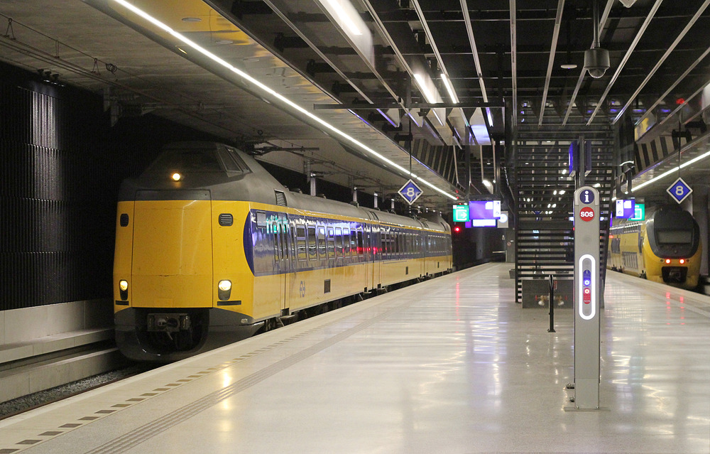 NS 4071 am 26. Dezember 2015 im unterirdischen Bahnhof Delft.