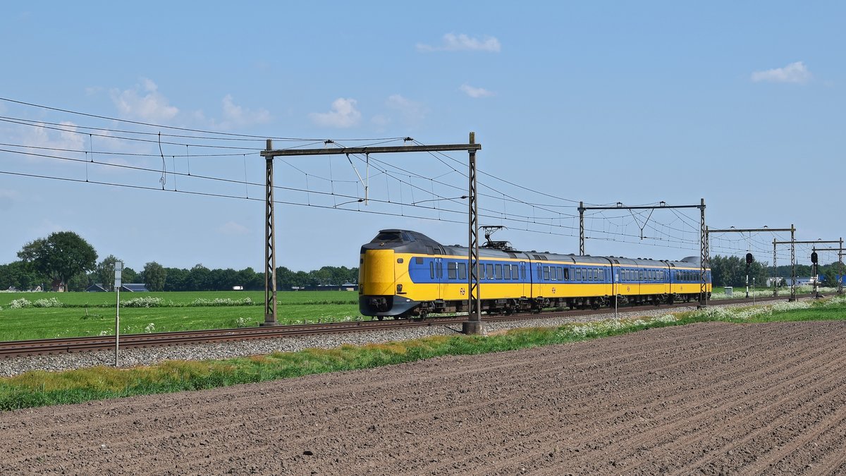 NS 4237 als IC 1758 Enschede - Den Haag C (bei Borne, 14.15.18).