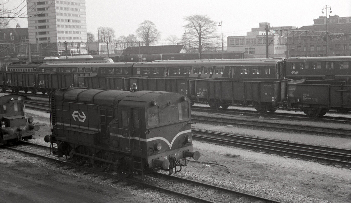 NS 514 in Arnhem Berg am 16.02.1974. Dahinter sieht man eine Reihe Kohlewaggons. Deren Einsatzzweck hier blieb mir unbekannt. Scan (Bild 90092, Kodak Plus X pan)