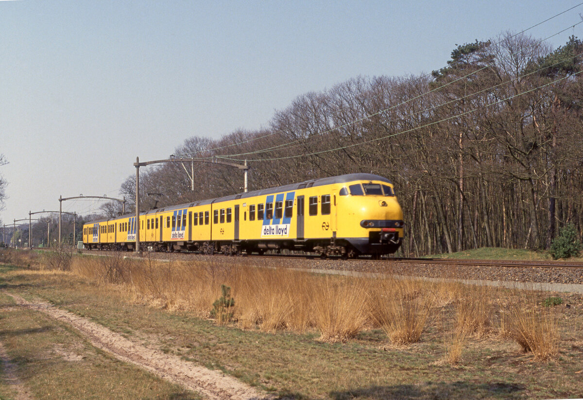 NS 515 als S-1945 (Den Haag CS - Venlo) bei Dorst, 12.04.1994, Scan 6461. Mittlerweile ist diese Stelle ziemlich zugewachsen. 