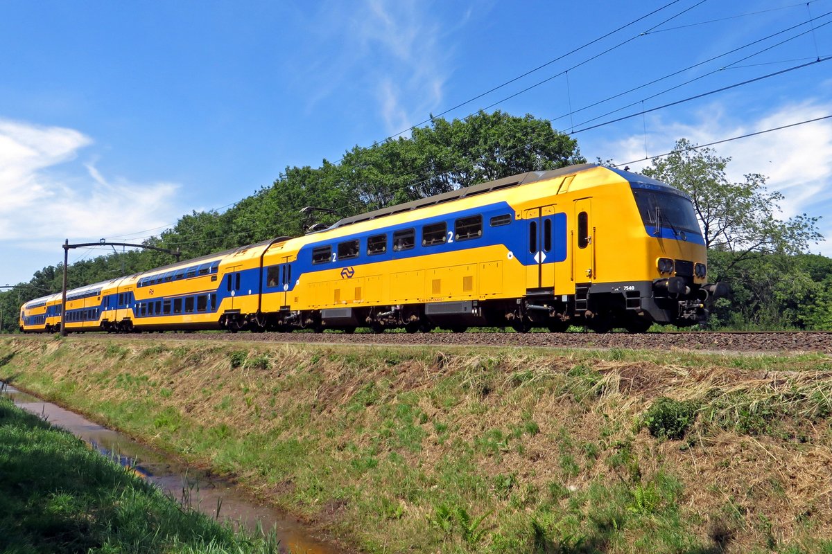 NS 7540 passiert Tilburg Oude Warande am 24 Juni 2020.
