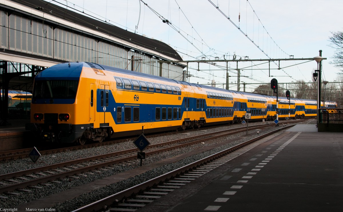 NS 7625 ist ein ganz neue sechsteilige DDZ hier als IC 2140 unterwegs nach Amsterdam, Haarlem 05 januar 2014.