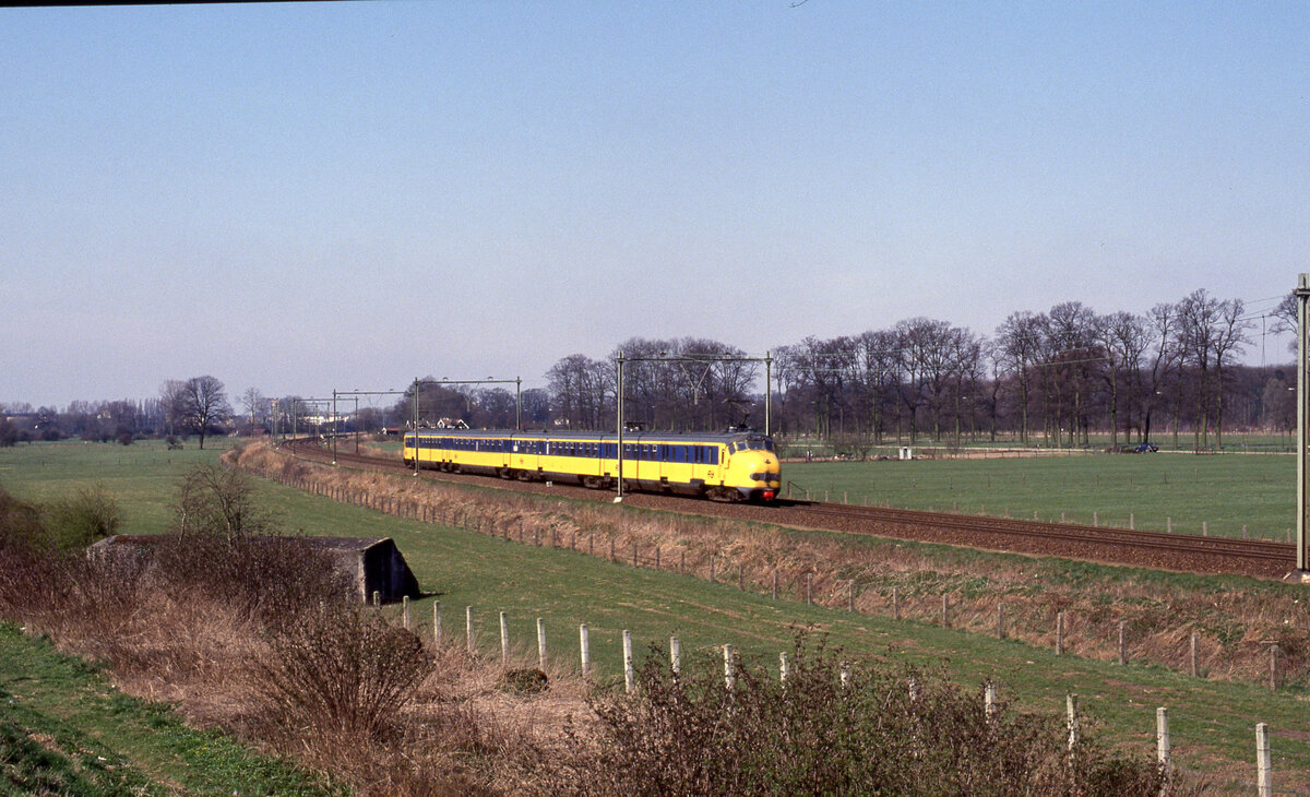 NS 781 als IC-2941 (Amsterdam CS - Arnhem) bei Vechten am 28.03.1993, 12.24u. Scanbild 6206, Fujichrome100.