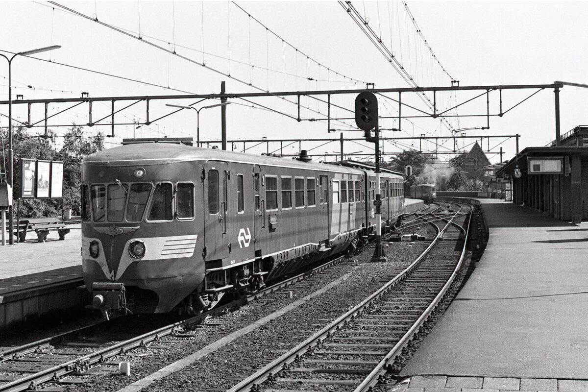 NS 79 als Zug 7836 von Winterswijk nach Apeldoorn bei der Abfahrt vom Bahnsteig in Zutphen, 18.06.1978. Scanbild 91507, Kodak Tri-Xpan.