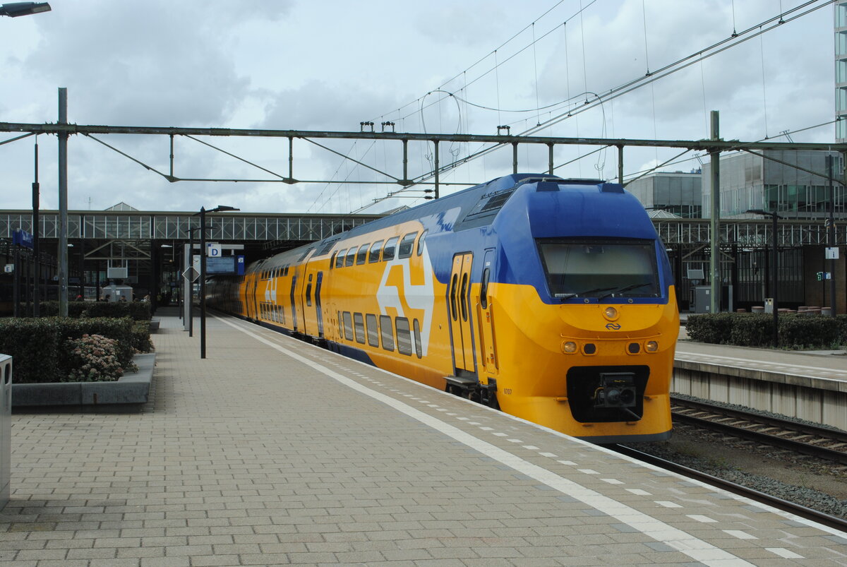 NS 8707 als IC-3732 (Schiphol - Venlo) am Gleis 2 in Eindhoven Centraal, 23.04.2023. Vor kurzem Hauptuntersucht und in neuer  flow -Lackierung sieht dieser Zug (Baujahr:2003) aus wie Fabrikneu. Bild 22935.